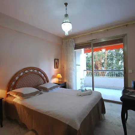 Fleuris One Bed Daire